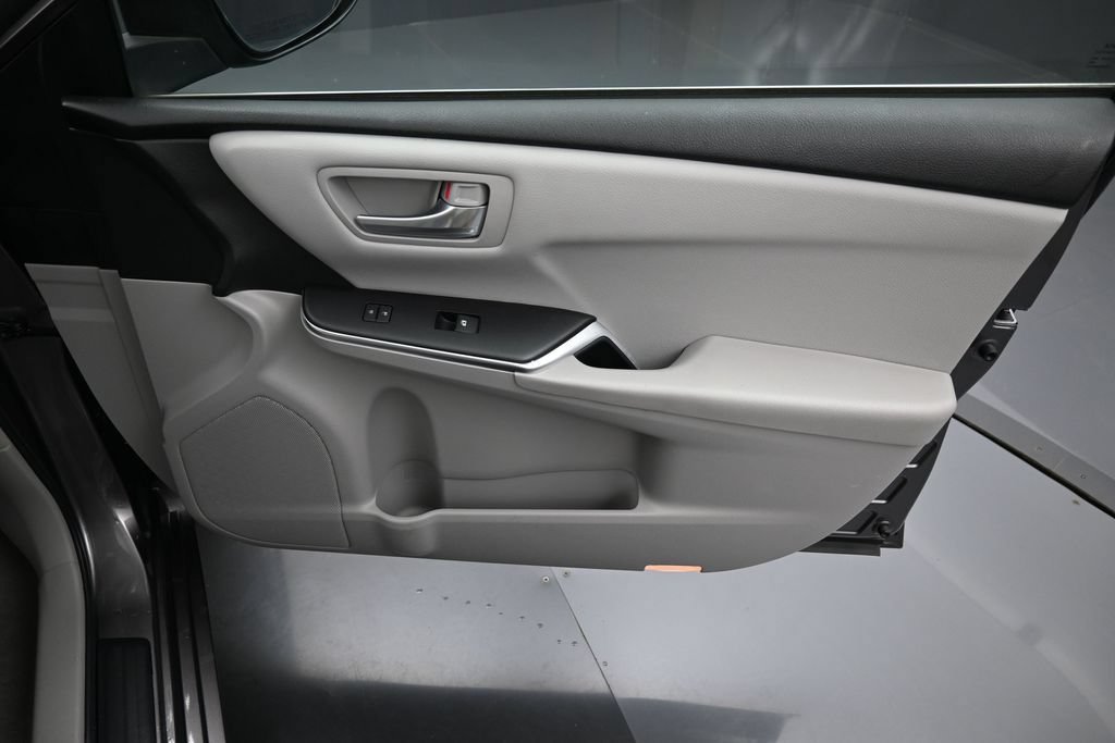 Used 2016 Toyota Camry LE FWD image 32