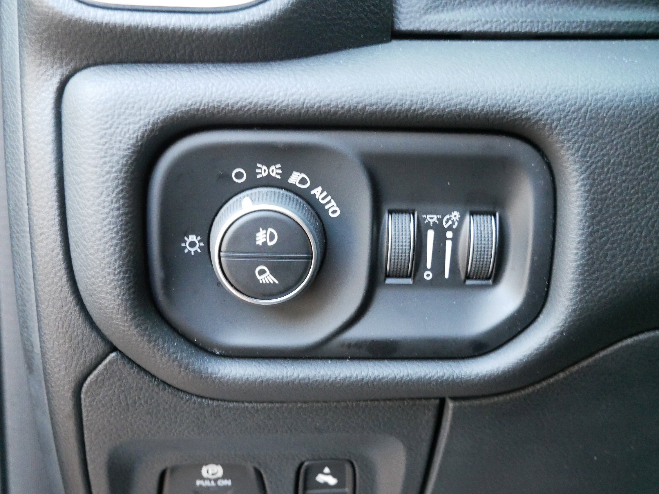 Used 2025 RAM 1500 Laramie image 17