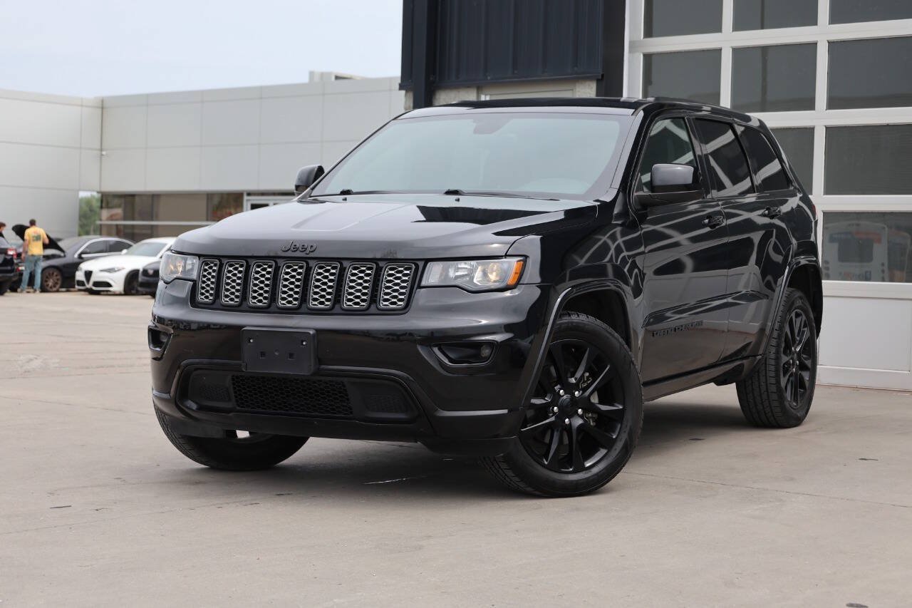 Used 2018 Jeep Grand Cherokee Altitude AWD/4WD image 3