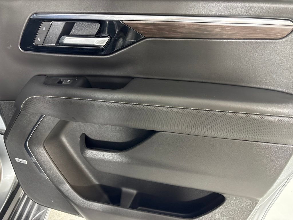 Certified 2025 Chevrolet Suburban Premier RWD image 23