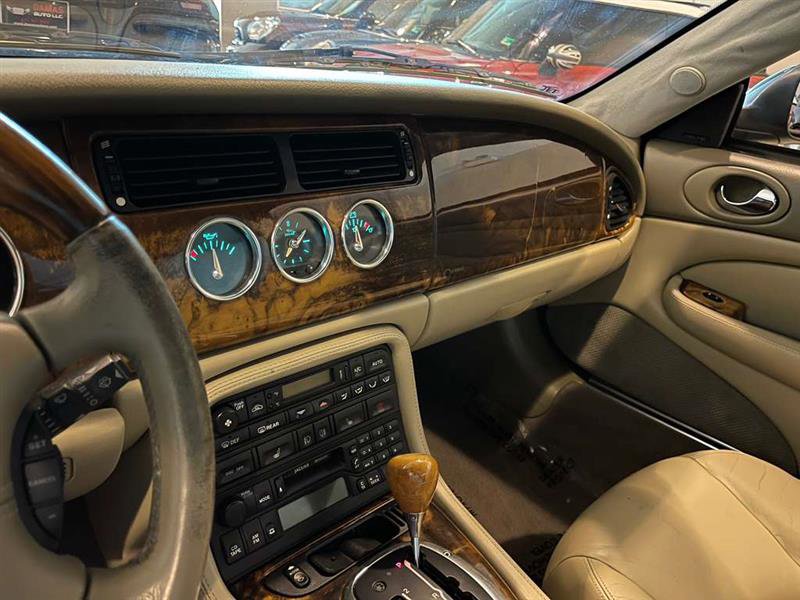 Used 2006 Jaguar XK8 Convertible image 21