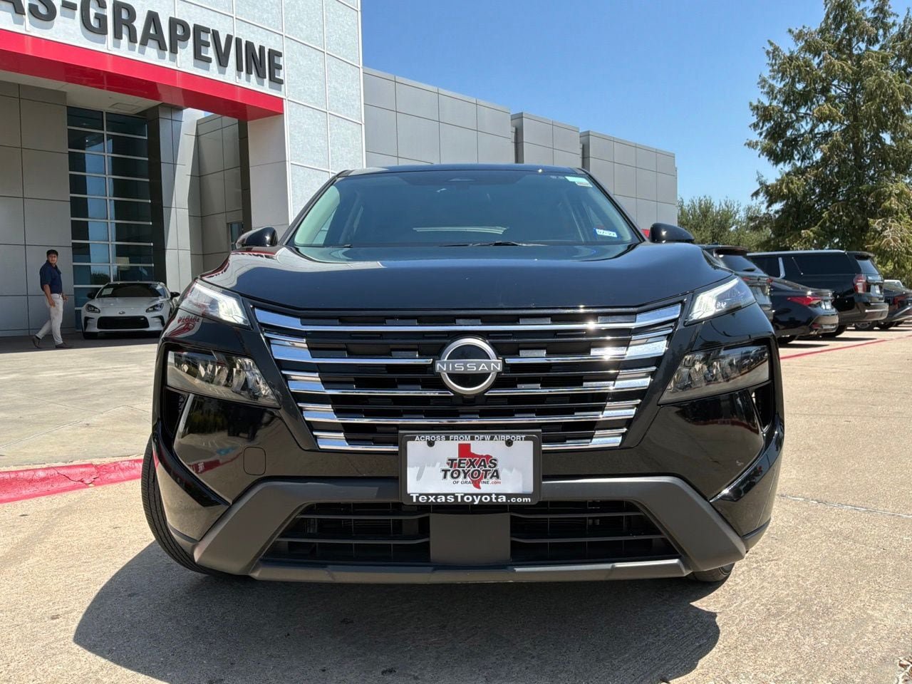 Used 2026 Nissan Rogue SV FWD image 3