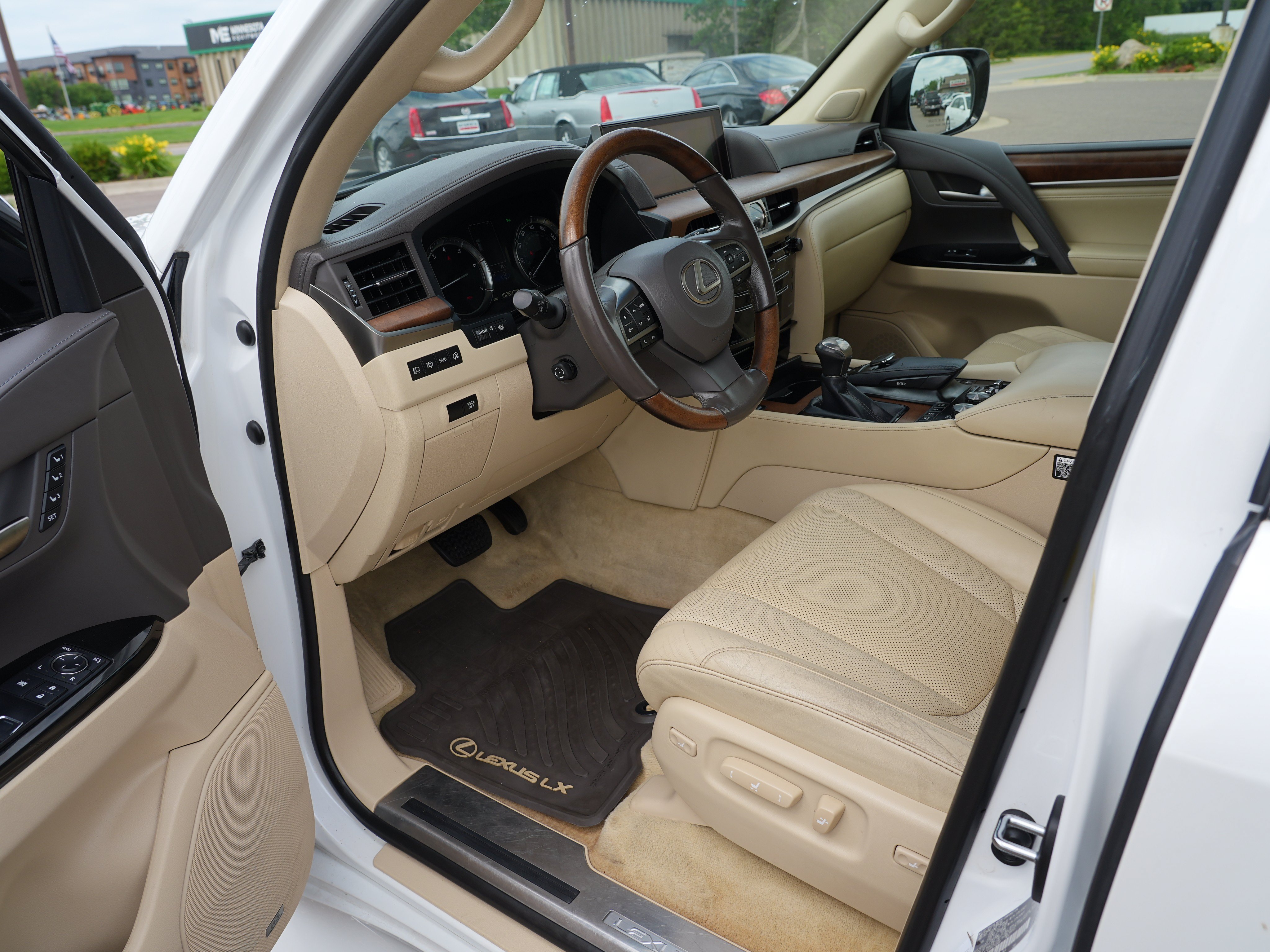 Used 2016 Lexus LX 570 4WD w/ Luxury Package image 13