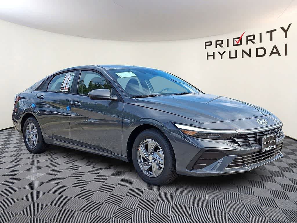 New 2026 Hyundai Elantra SE FWD image 3