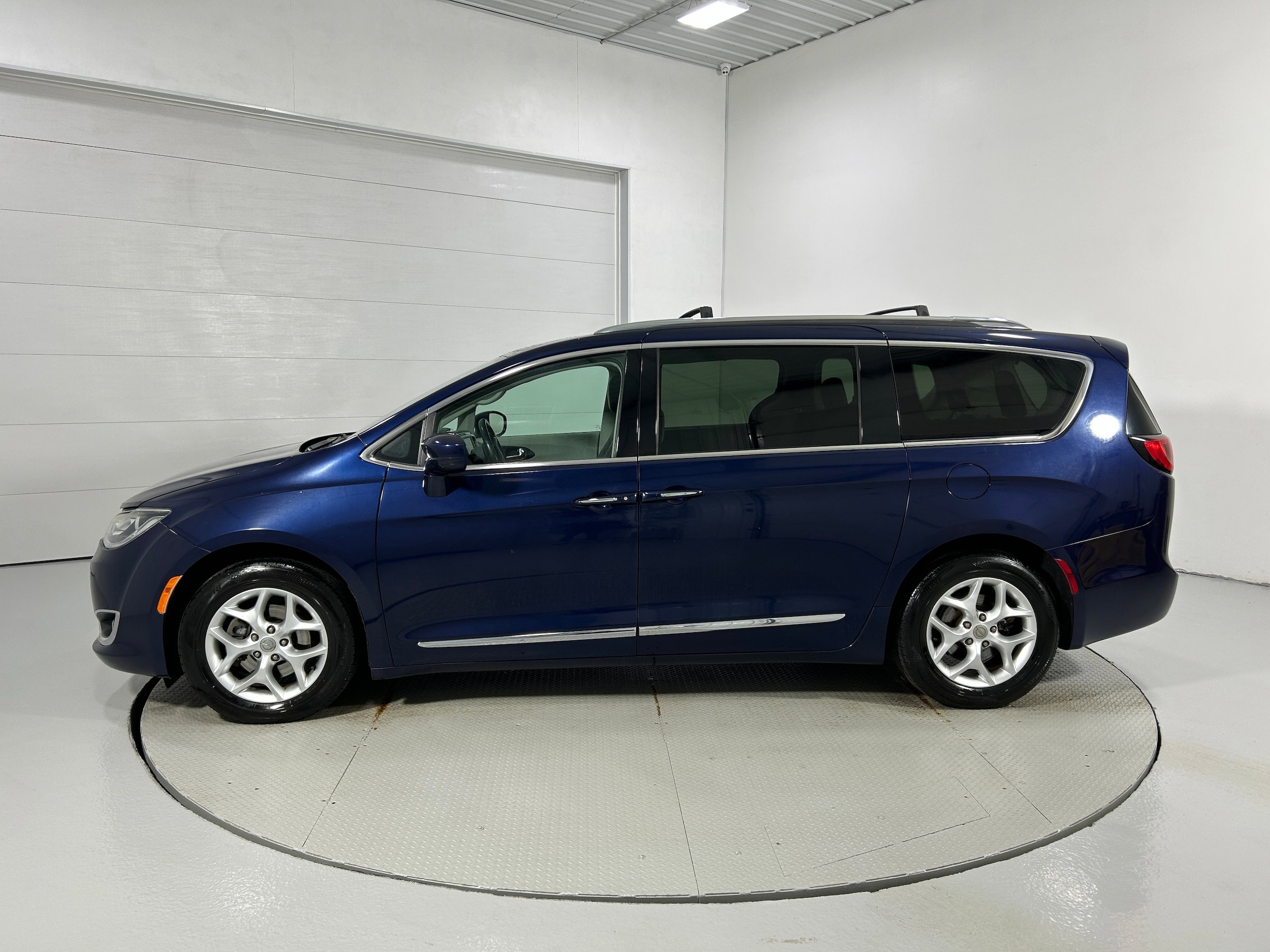 Used 2020 Chrysler Pacifica Touring-L w/ Tire & Wheel Group FWD image 21