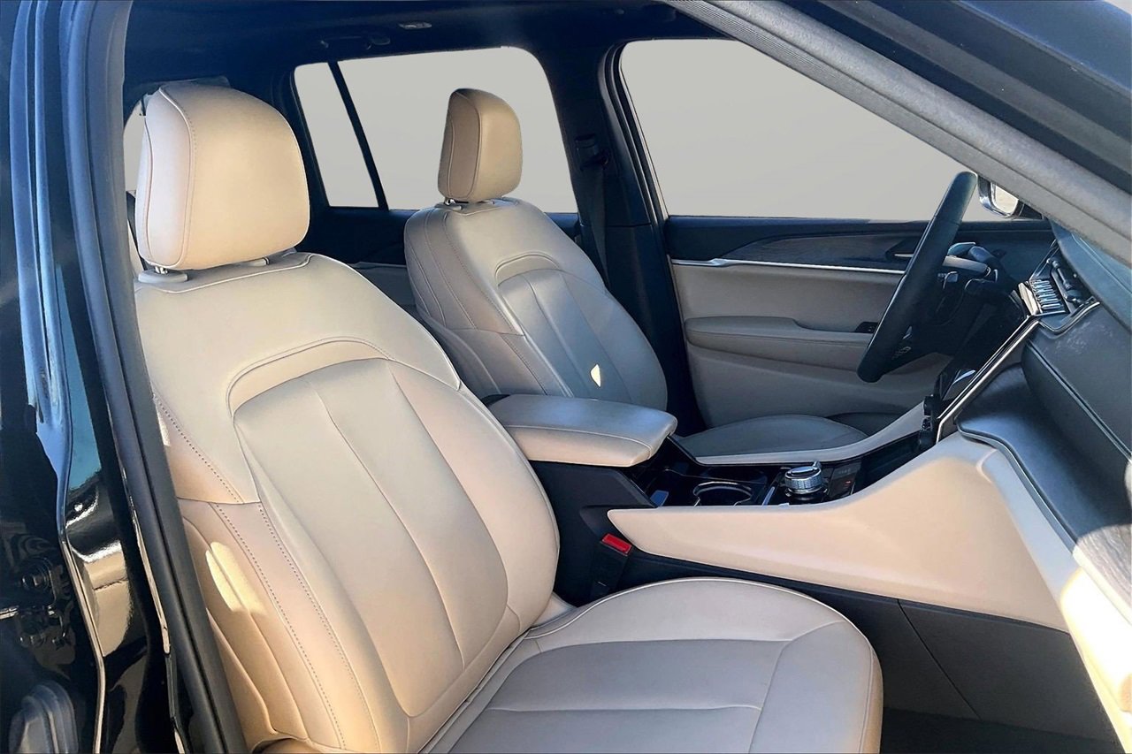 Used 2023 Jeep Grand Cherokee Limited w/ Black Appearance Package image 23