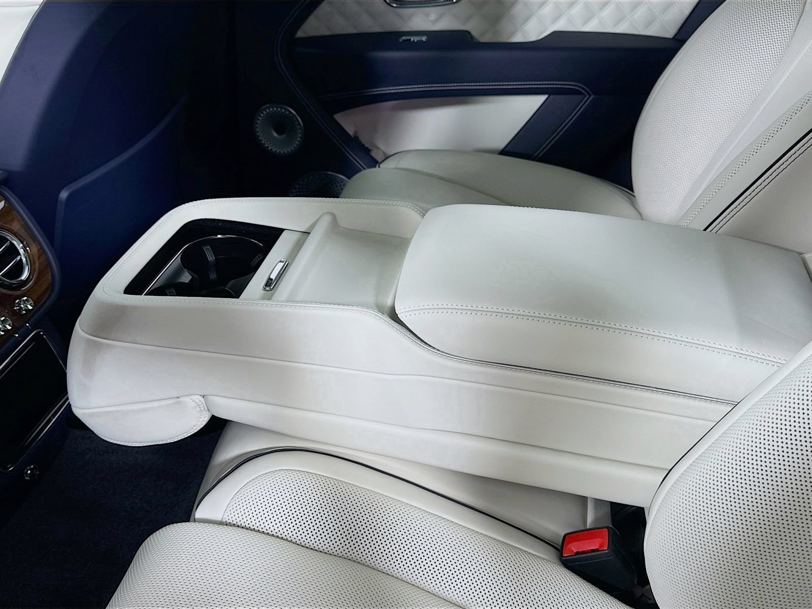 Certified 2025 Bentley Bentayga AWD/4WD image 26