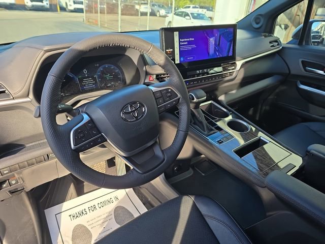 Used 2025 Toyota Sienna Limited image 16