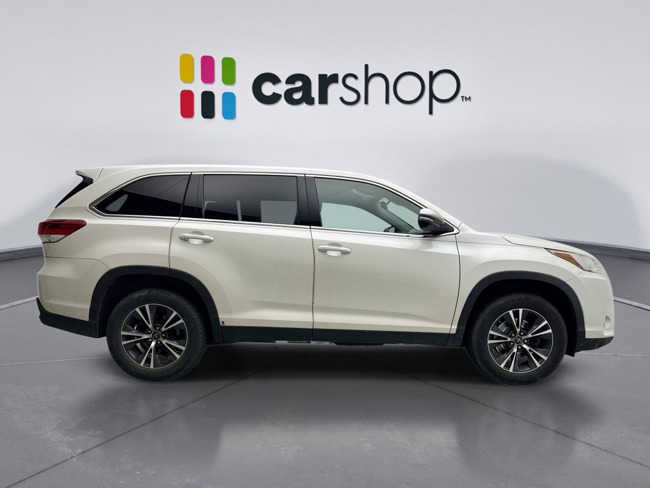 Used 2019 Toyota Highlander LE FWD image 3