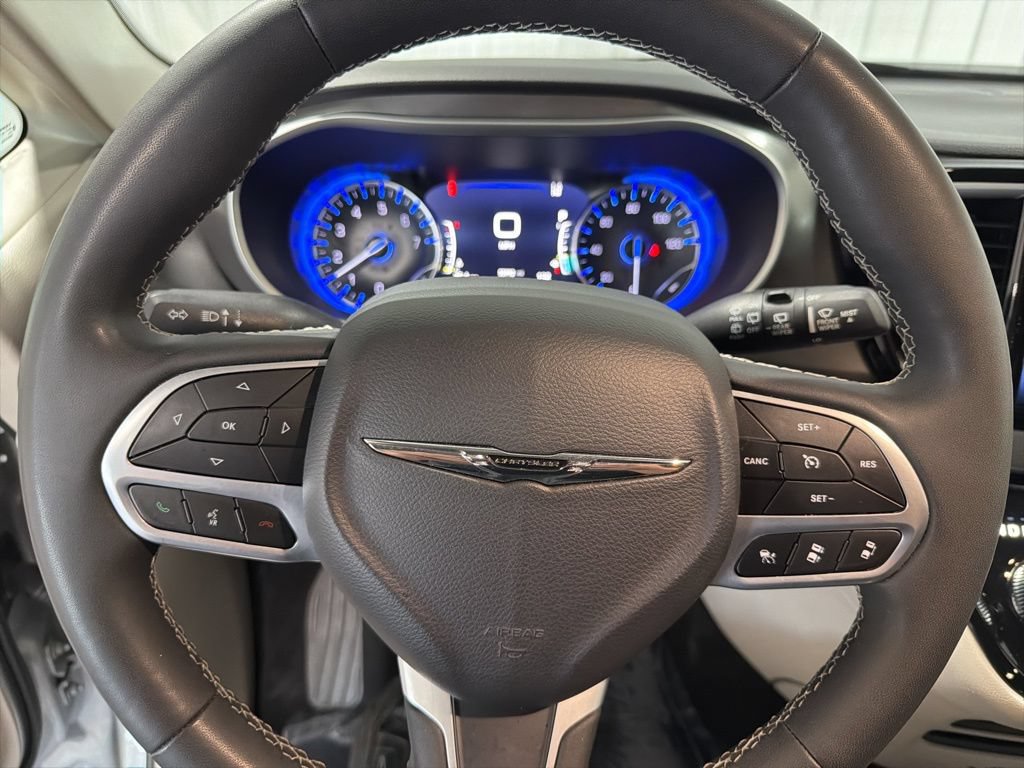 Used 2024 Chrysler Pacifica Touring-L FWD image 23