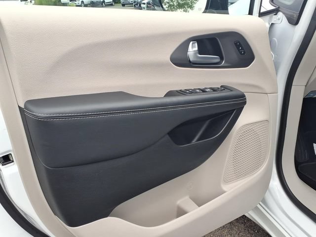 Certified 2024 Chrysler Pacifica Touring-L FWD image 23