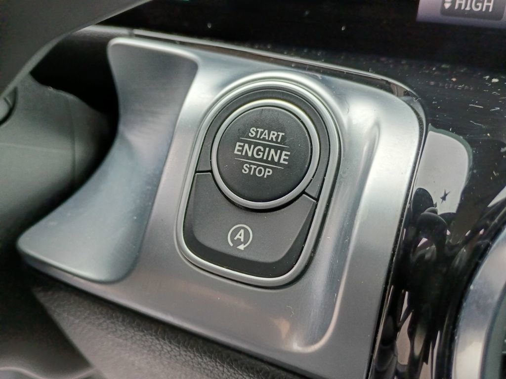 Used 2024 Mercedes-Benz GLB 250 4MATIC w/ Driver Assistance Package image 31