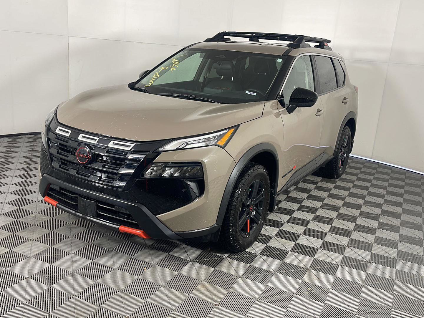 Used 2025 Nissan Rogue SV image 2