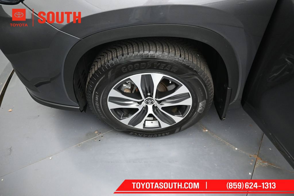 Used 2022 Toyota Highlander XLE AWD/4WD image 38