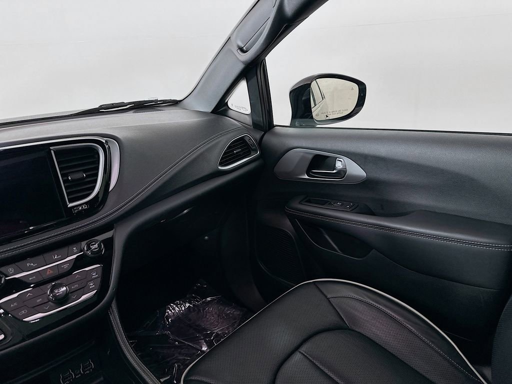 Used 2025 Chrysler Pacifica Limited FWD image 32