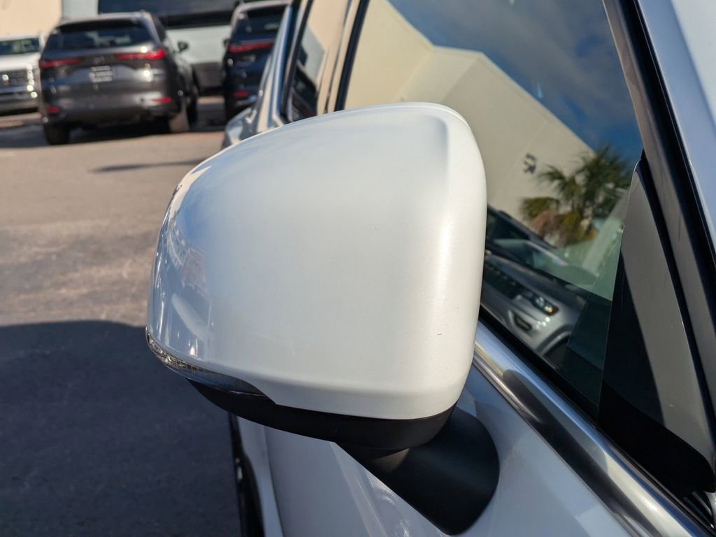 Used 2023 Volvo XC40 B5 Plus image 11