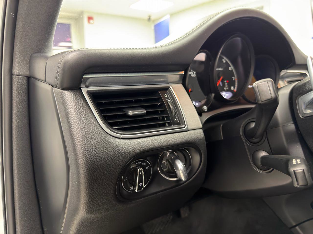 Used 2015 Porsche Macan Turbo image 16