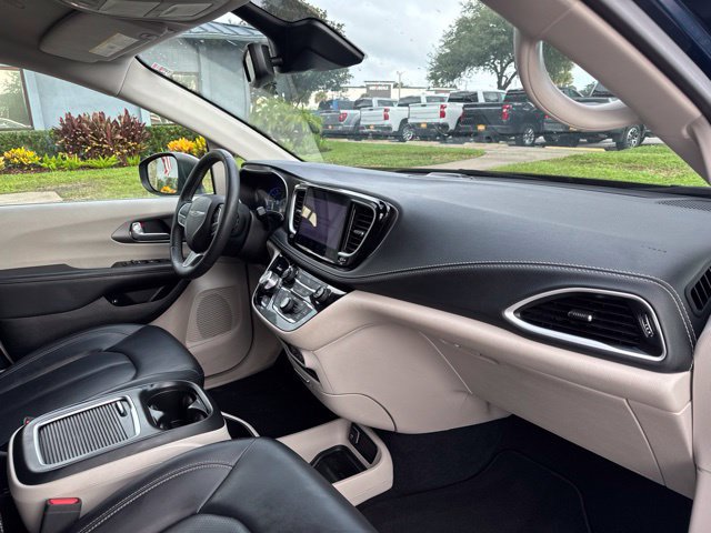 Used 2023 Chrysler Pacifica Touring-L FWD image 10