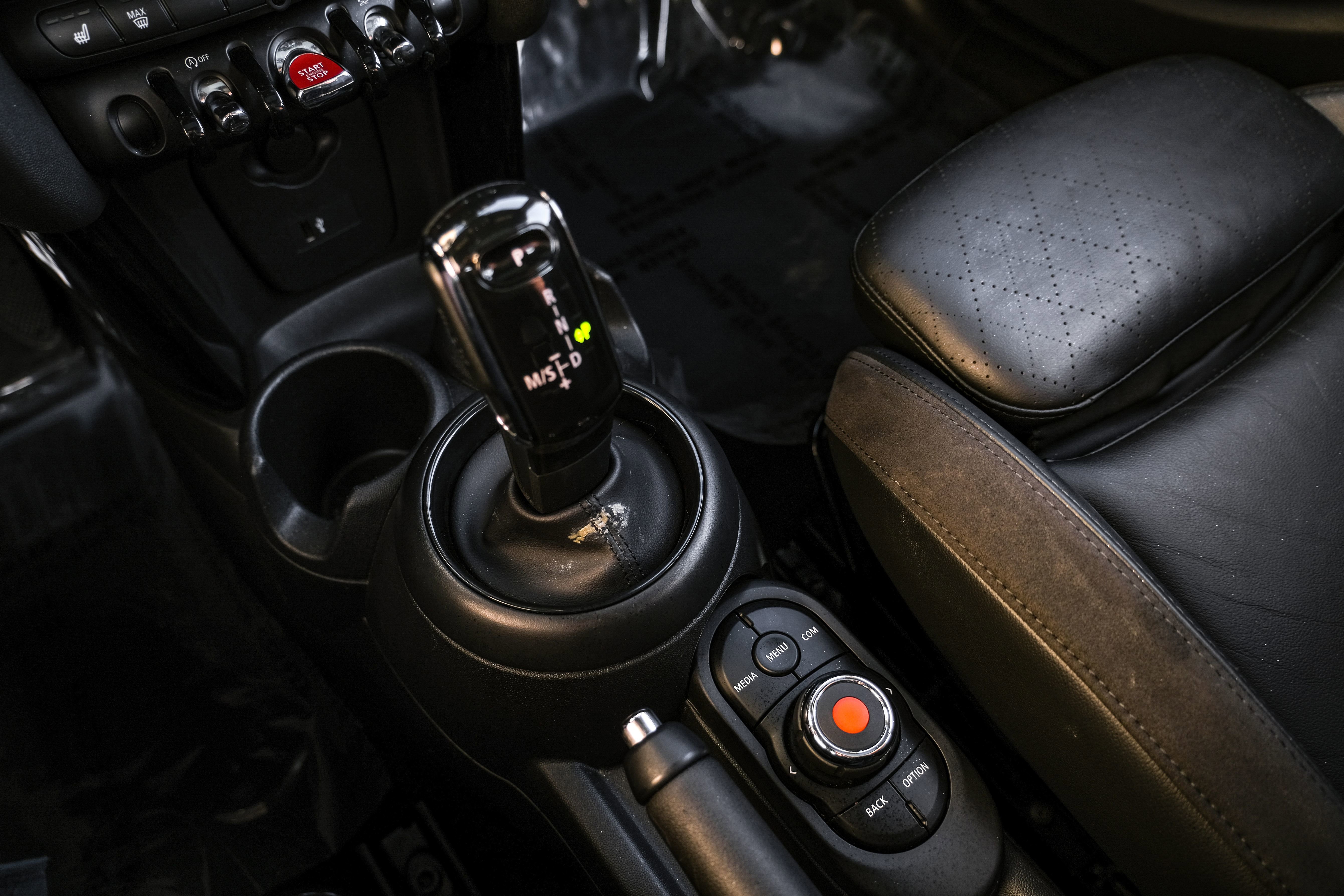 Used 2022 MINI Cooper 4-Door Hardtop w/ Signature Upholstery Package image 24