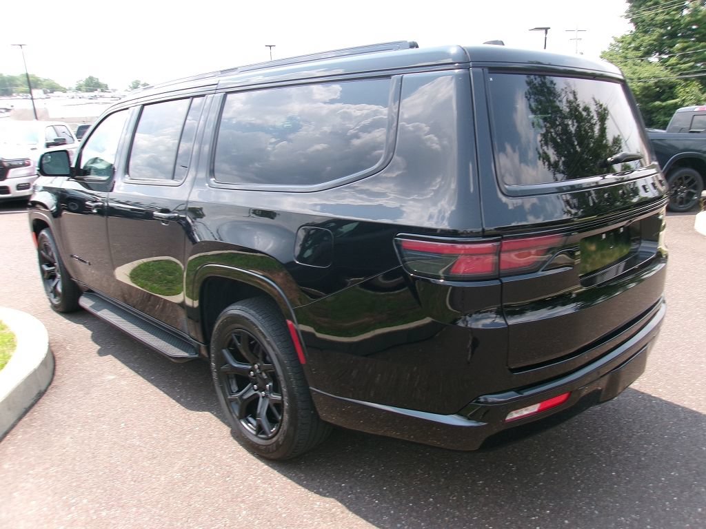 Certified 2024 Jeep Wagoneer L Series II AWD/4WD image 4