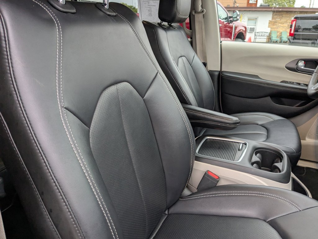Used 2024 Chrysler Pacifica Touring-L FWD image 15