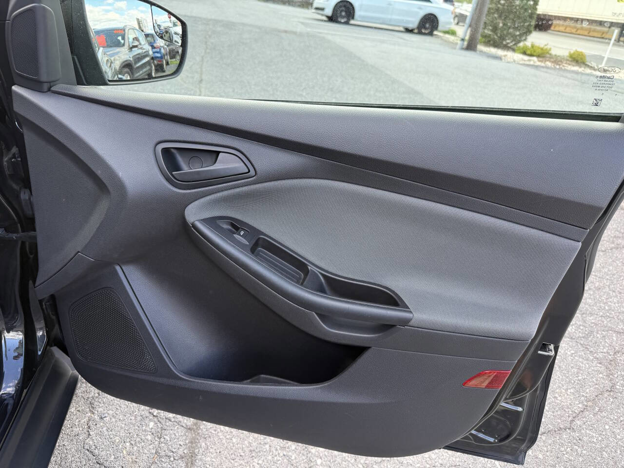 Used 2012 Ford Focus SE w/ SE Winter Pkg image 22