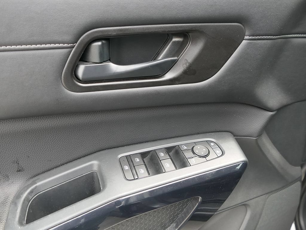 Used 2025 Nissan Pathfinder SV FWD image 14
