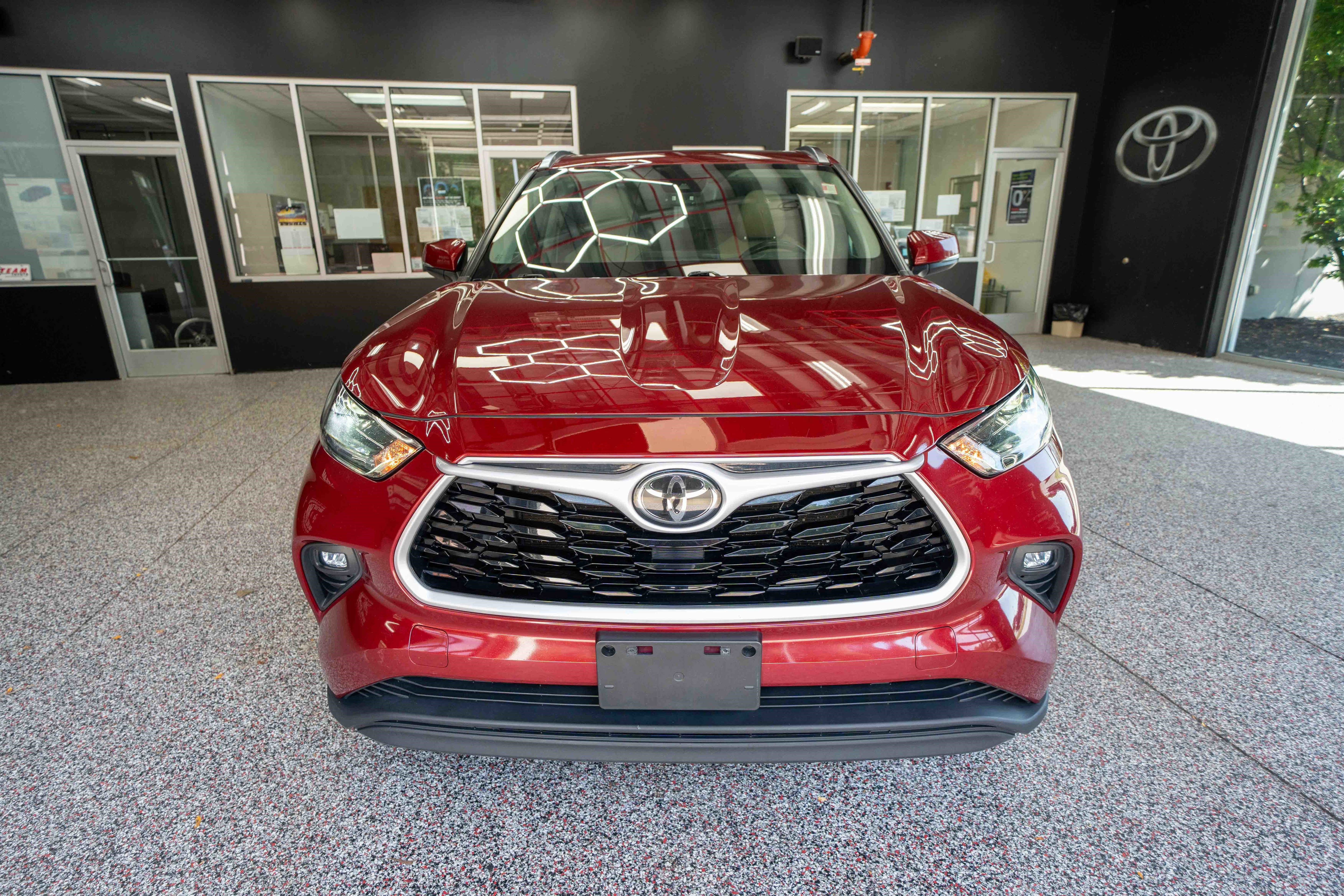 Used 2021 Toyota Highlander XLE AWD/4WD image 6