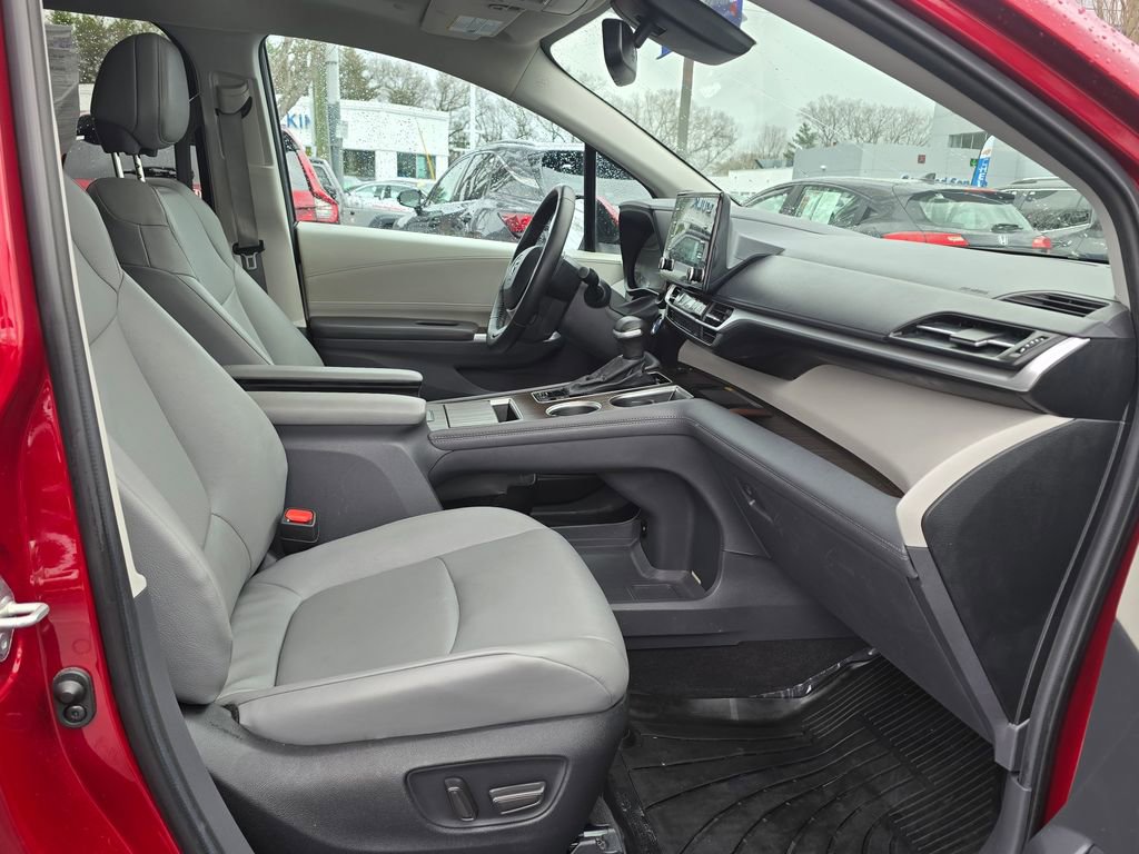 Used 2024 Toyota Sienna XLE w/ XLE Plus Package image 11