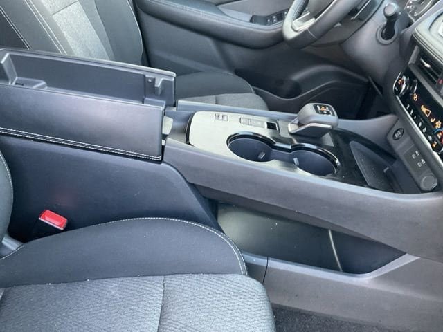 Used 2025 Nissan Rogue SV image 14