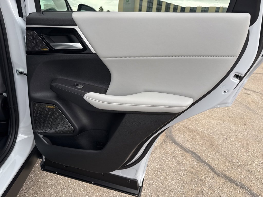 New 2025 Mitsubishi Outlander SE image 30
