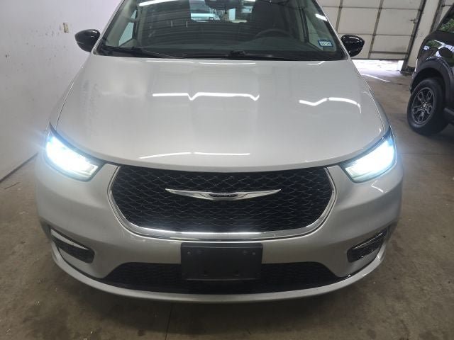 Used 2024 Chrysler Pacifica Touring-L FWD image 16