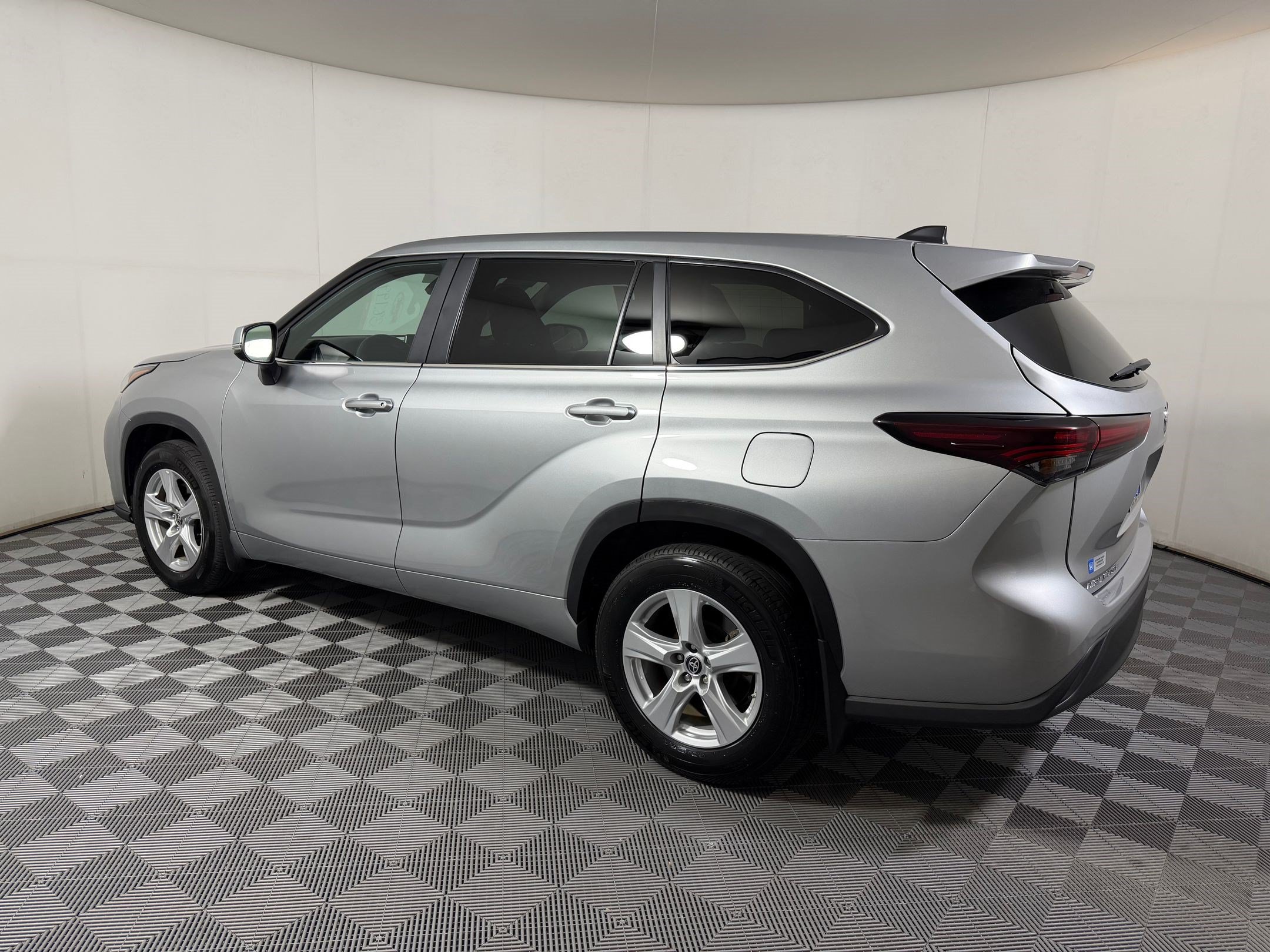 Used 2025 Toyota Highlander LE AWD/4WD image 24