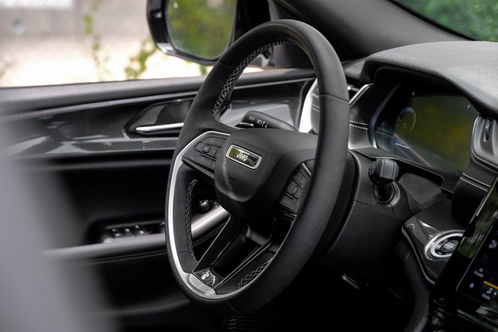 Used 2023 Jeep Grand Cherokee Altitude image 24