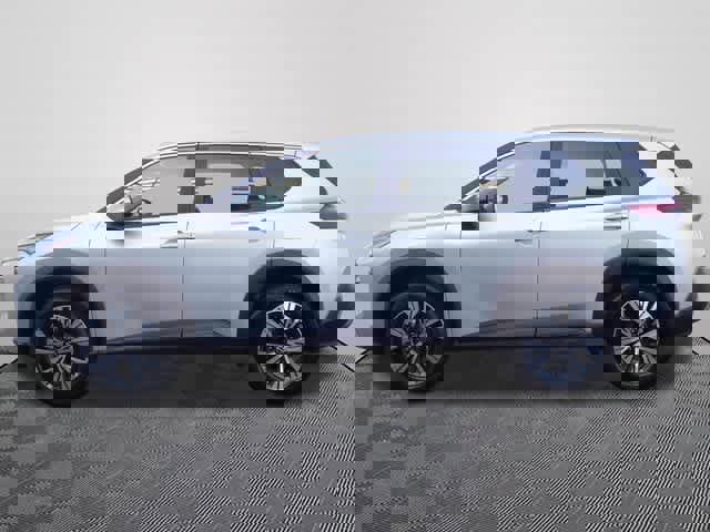 Used 2023 Nissan Rogue SV image 2