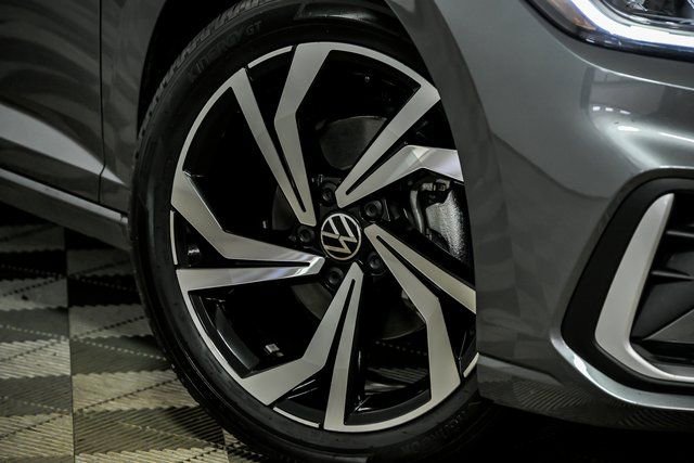 Certified 2025 Volkswagen Jetta SEL image 3