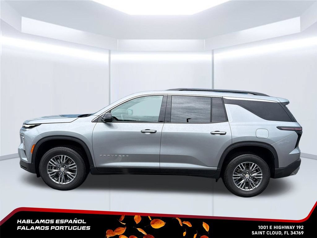 Used 2025 Chevrolet Traverse LT FWD image 2
