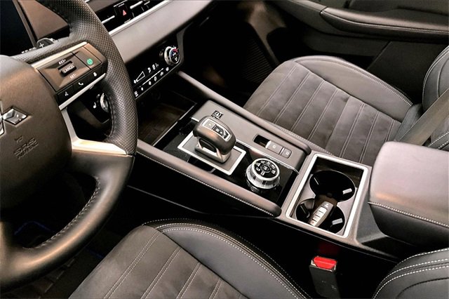 Used 2024 Mitsubishi Outlander SE image 14