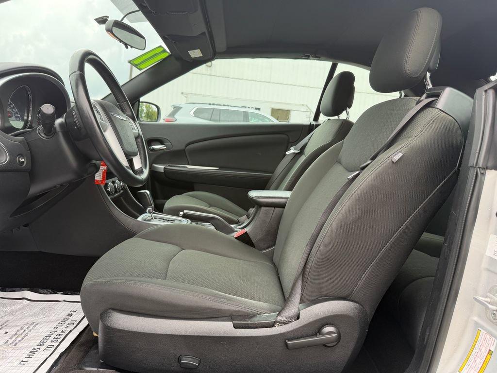 Used 2011 Chrysler 200 Touring FWD image 14