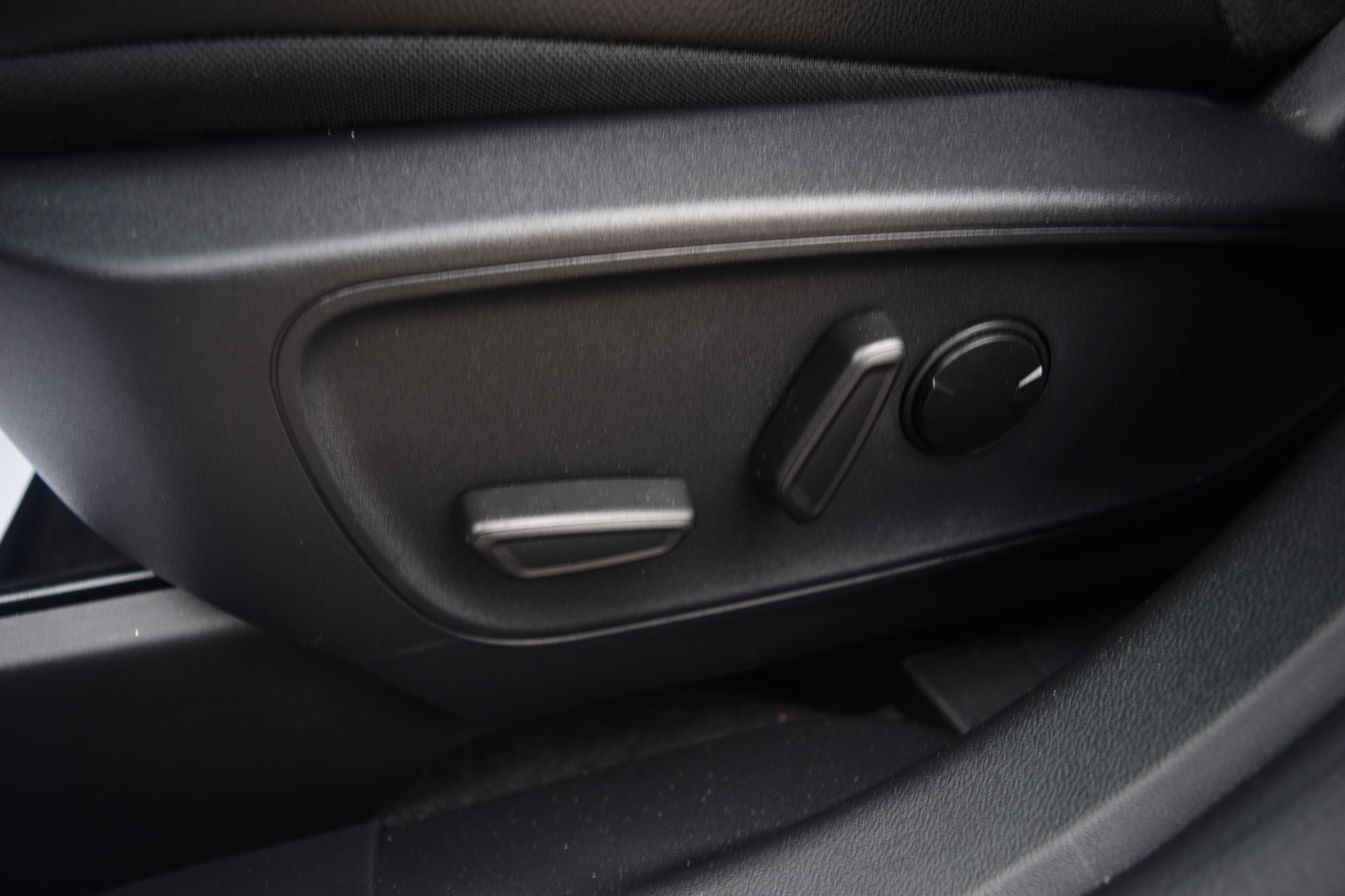 Used 2025 Ford Escape Platinum w/ Premium Technology Package image 19