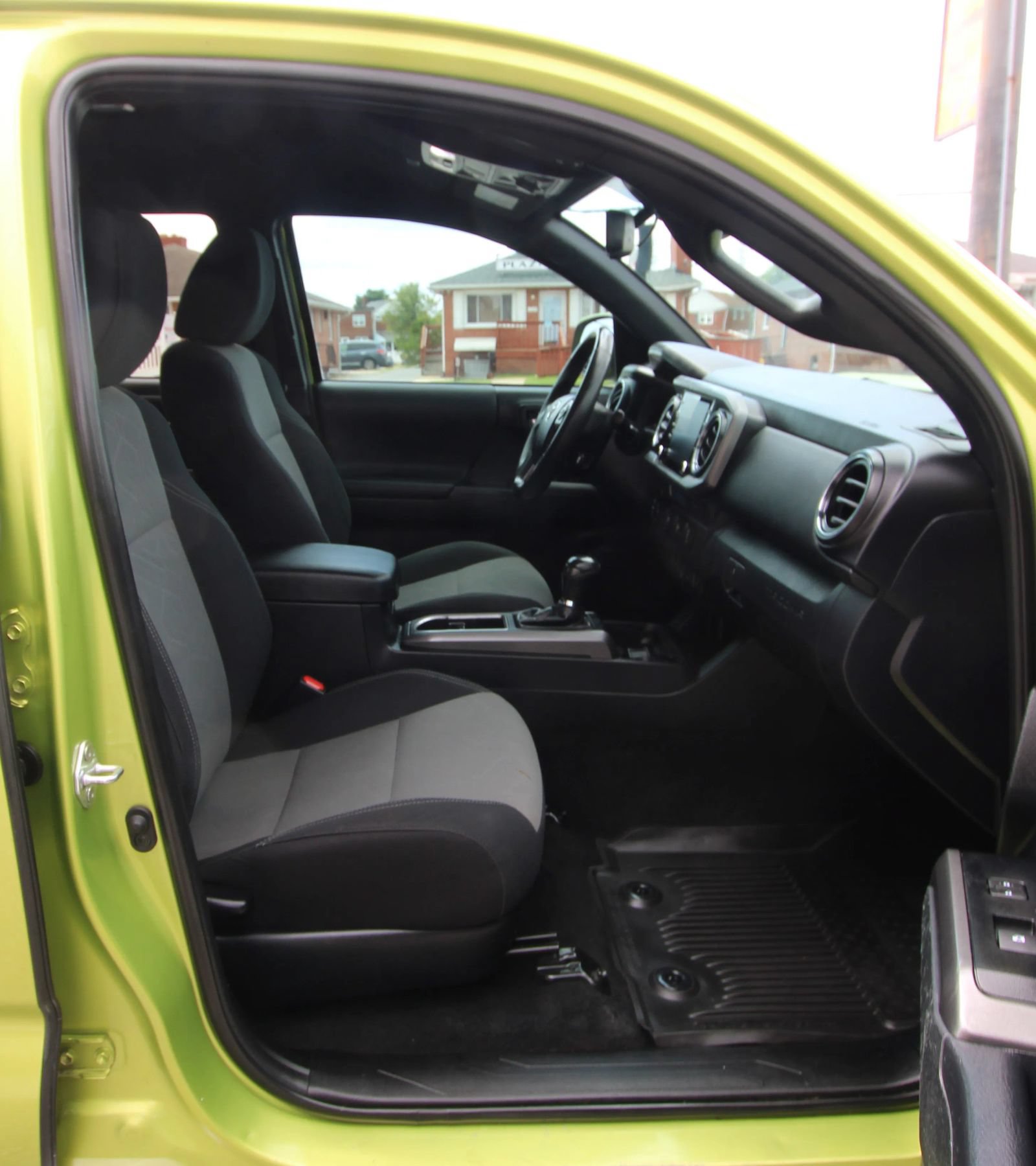 Used 2023 Toyota Tacoma TRD Off-Road w/ Technology Package AWD/4WD image 10