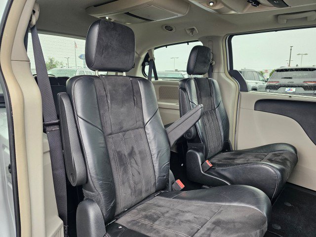Used 2015 Chrysler Town & Country Limited FWD image 14