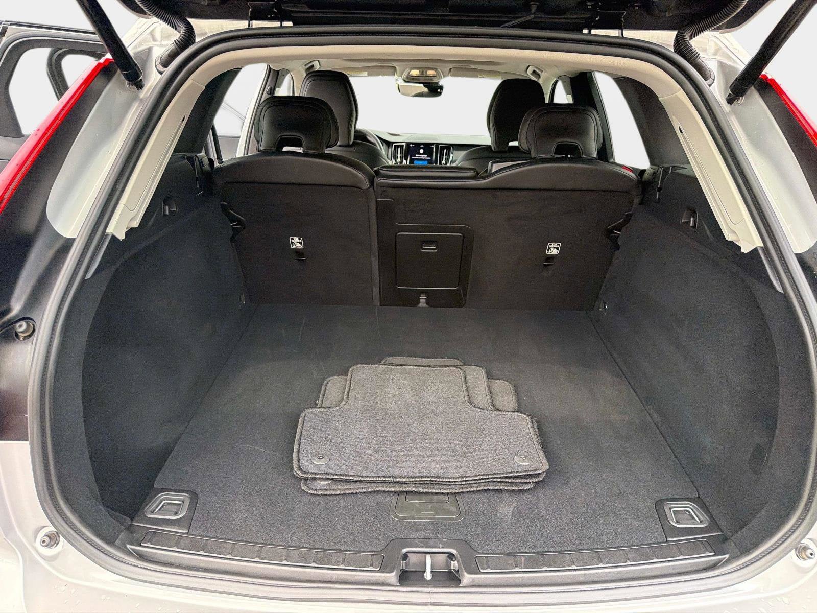 Certified 2025 Volvo XC60 B5 Core AWD/4WD image 11