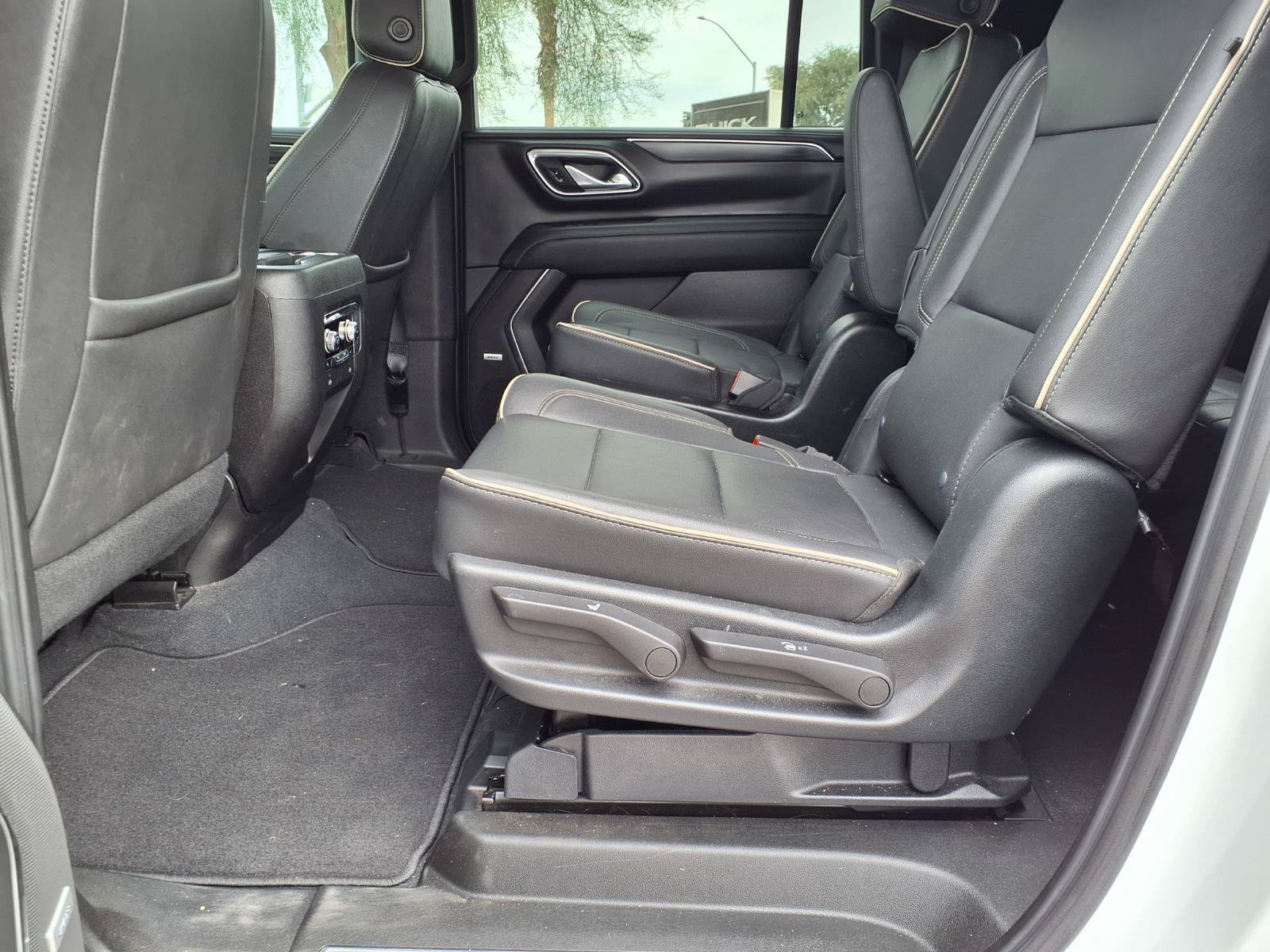 Used 2023 GMC Yukon XL SLT w/ SLT Premium Package AWD/4WD image 17