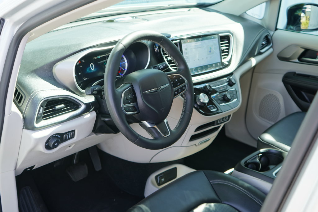 Used 2024 Chrysler Pacifica Limited FWD image 13