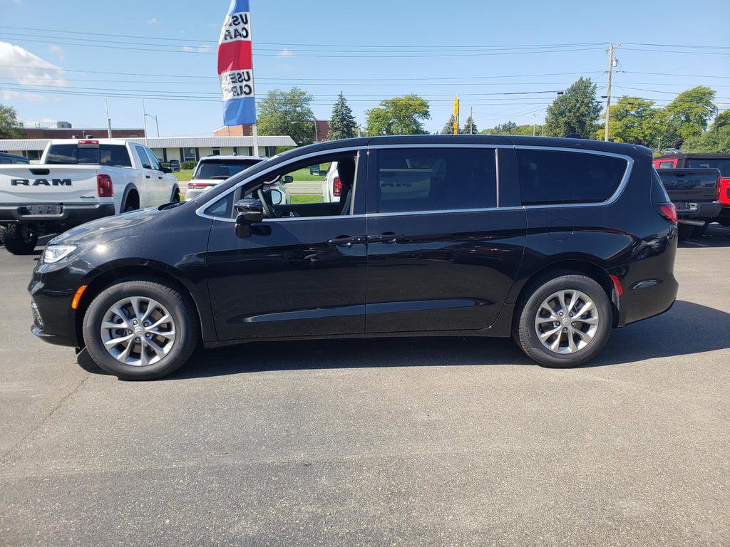 New 2026 Chrysler Pacifica Select image 4