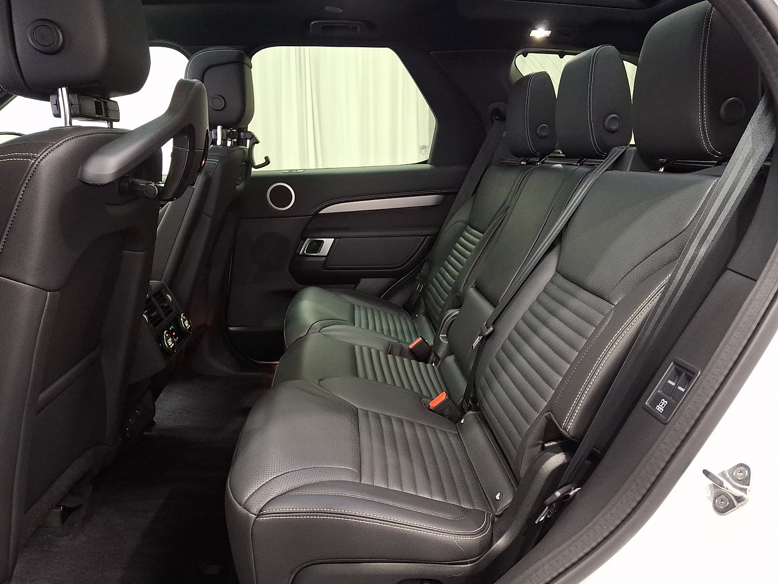 Certified 2025 Land Rover Discovery Dynamic SE AWD/4WD image 10
