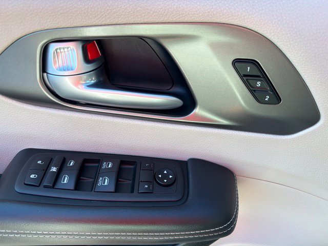 Used 2024 Chrysler Pacifica Touring-L FWD image 11