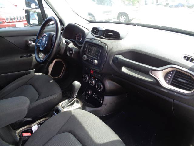 Used 2017 Jeep Renegade Latitude w/ Popular Equipment Group AWD/4WD image 22