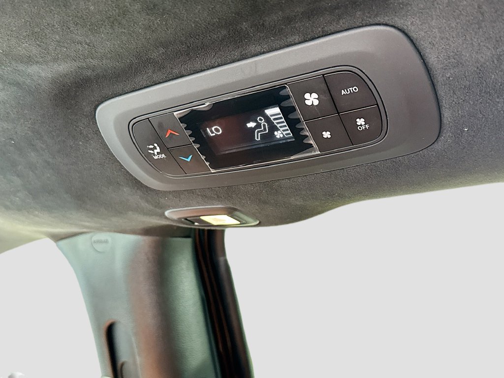 Used 2024 Chrysler Pacifica Pinnacle FWD image 30